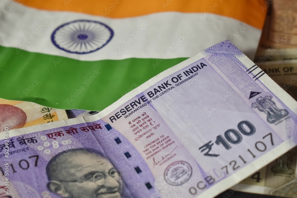 Foto de Selective Focus Photo of Indian Currency note with Reserve bank