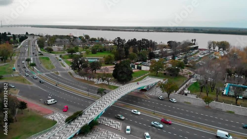 Vista aérea de autopista bajo Puente junto al Río Paraná en la ciudad de Rosario, Argentina photo