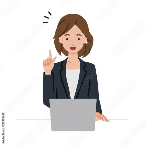 デスクで座ってPCを開いて何かひらめいたスーツの女性