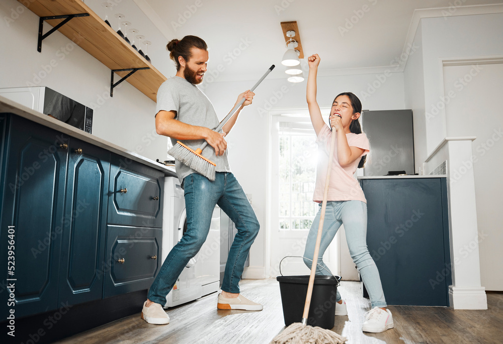 To room together. Счастливая семья в гостиной. Девушка в гостиной. Счастливая семья в гостиной. Пара в гостиничном номере.