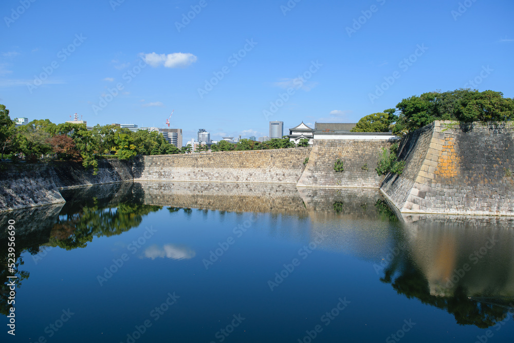 秋の大阪城公園のお堀