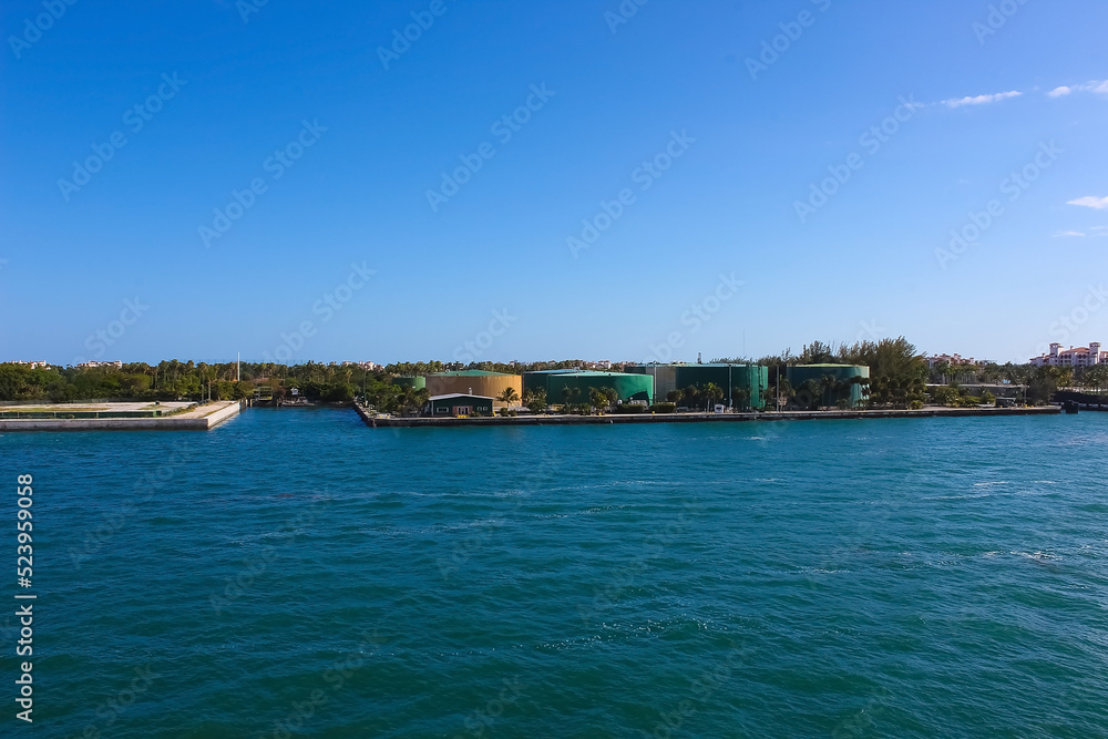 Naklejka premium Luxury apartments in port of Miami