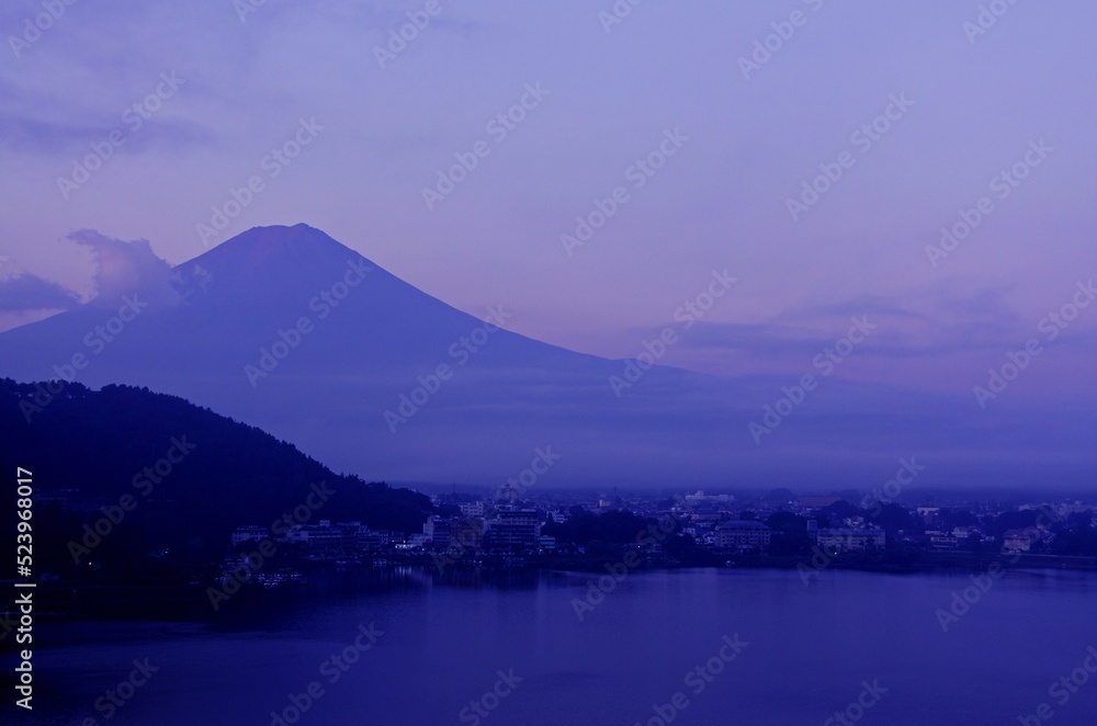 早朝の富士山、静けさ