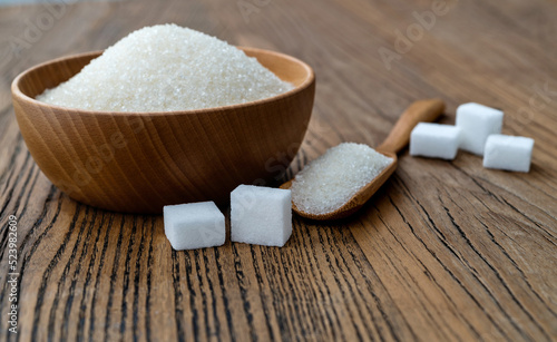 Foto A bowl granulated sugar and sugar cubes on the table