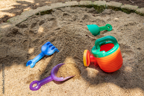 公園の砂場と子供用の遊び道具 photo