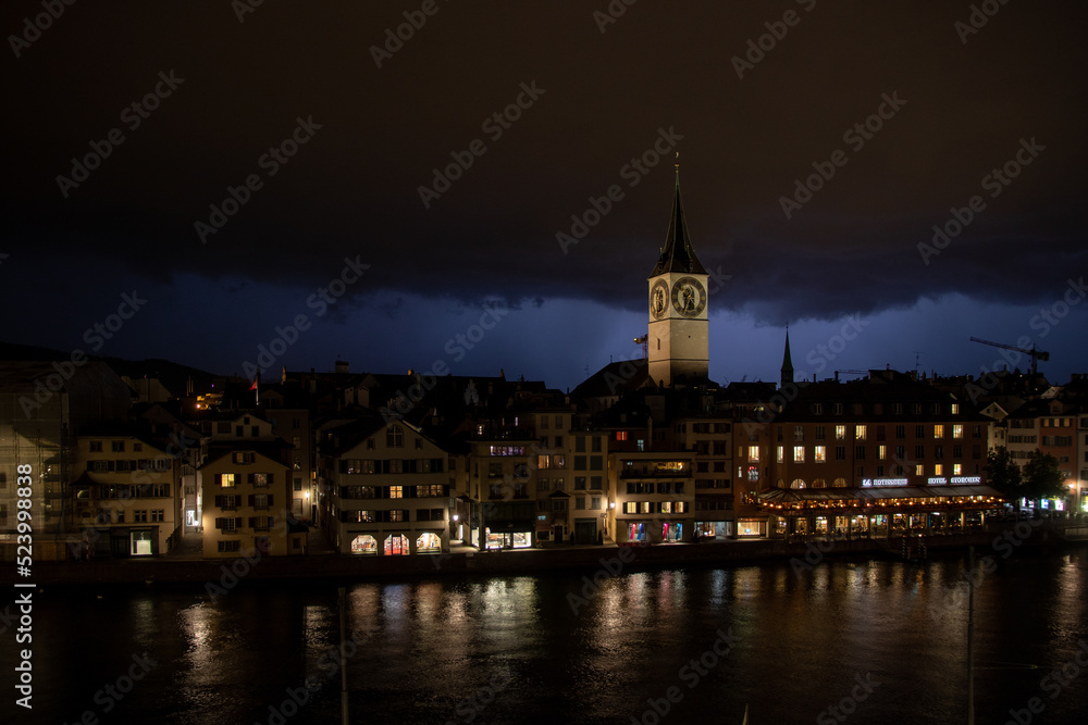 Altstadt in Zürich, Blick auf Limmat und St. Peter, Sturm und Gewitter über der Stadt, dunkle Wolken