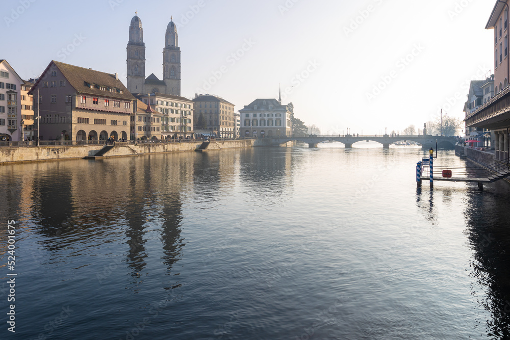 Fototapeta premium Blick auf die Altstadt, Kirche Grossmünster, Limmat in Zürich, Nebel, Herbst, diffuses Licht
