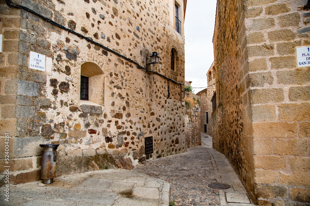 Calles con edificios históricos de piedra beige