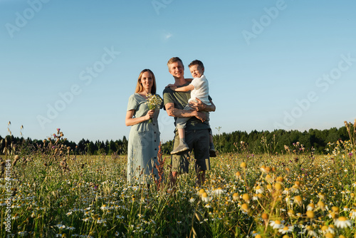Bilde på lerret Mother, father and son squint from the sun in the field