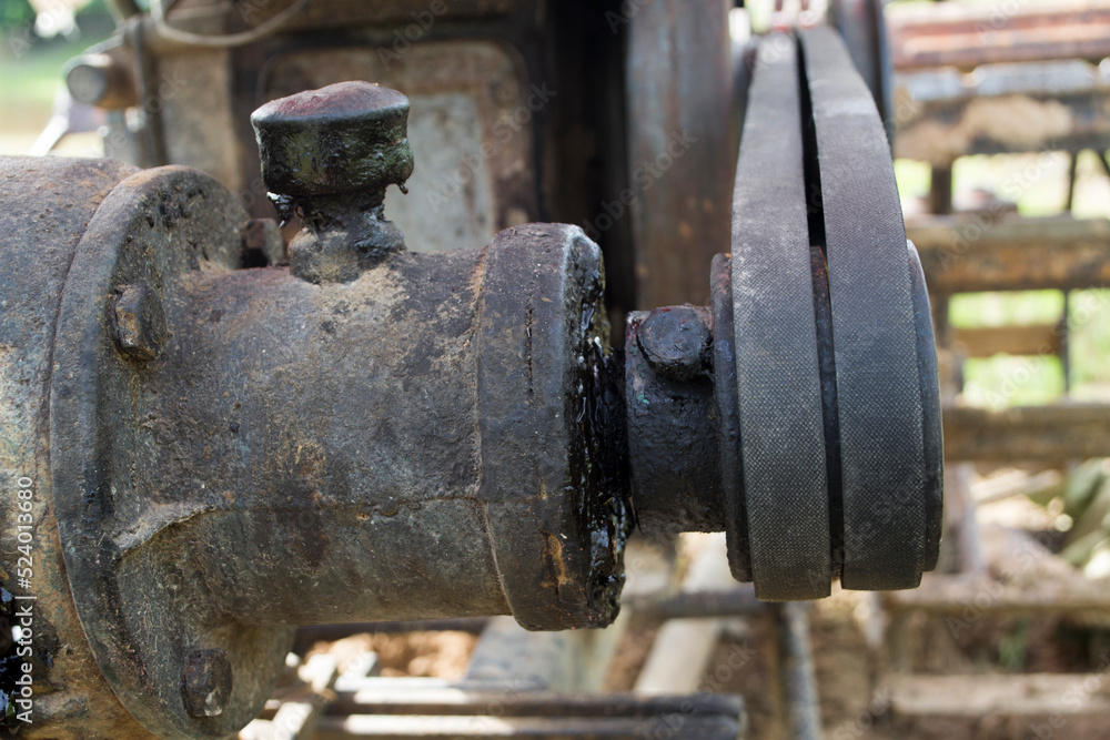 Pulleys and power transmission belts are installed in the engine. Pulleys and power transmission belts are installed in the engine.