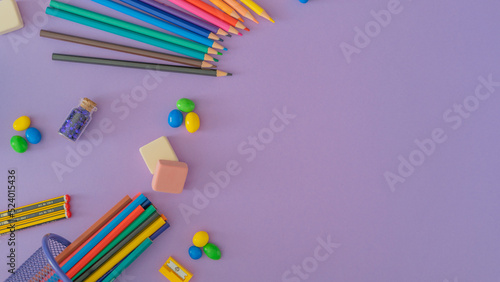 vuelta al cole con material escolar colorido y divertido en panorámico y espacio para texto