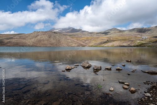 Fototapeta Naklejka Na Ścianę i Meble -  landscape with an alpine blue lake against the backdrop of mountains and blue sky in the mountains of Armenia