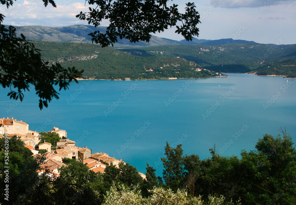 Mediterranes Dorf in der Provence am Lac de Sainte-Croix