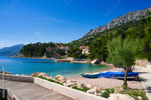 Fototapeta Naklejka Na Ścianę i Meble -  Dorf auf den Bergen am Meer