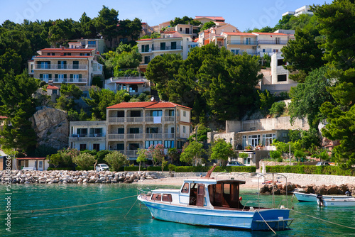 Fototapeta Naklejka Na Ścianę i Meble -  Häuser mit roten Dächern am Meer