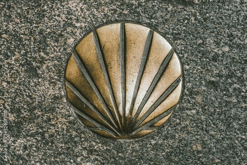 Schilderij op canvas Closeup of camino de santiago shell on wall