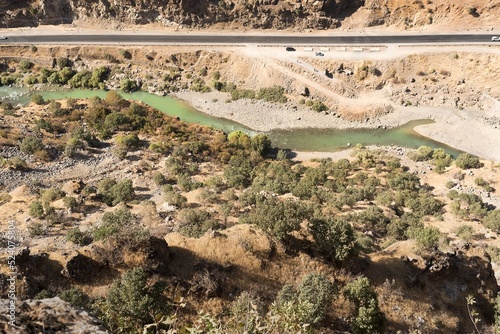 Bild auf Leinwand Straße in Kurdistan am Fluss