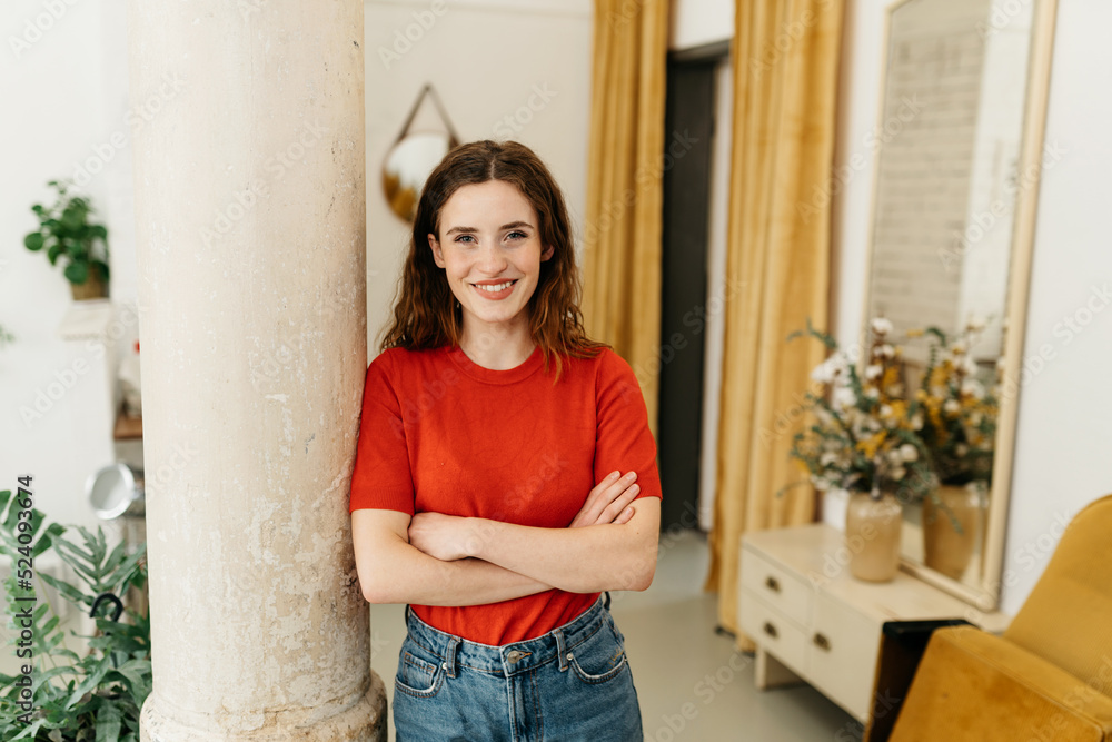 © contrastwerkstatt - Young woman leaning on a pillar looking at the camera © contrastwerkstatt - Young woman leaning on a pillar looking at the camera