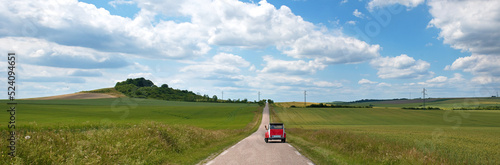 Anfahrt durch Felder zur Haut Saint-Pierre, Lorraine, France. Tour durch Lothringen mit Kultauto 2cv