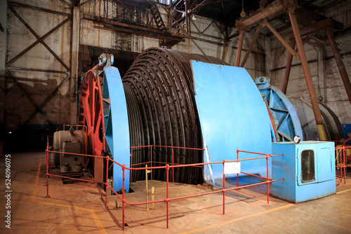 The aggregate of a shaft hoisting machine. A cable for lifting loads in underground mining. Mine equipment.