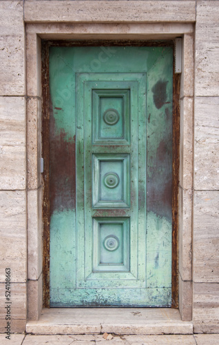 Puerta de edificio antiguo, viejo, pintura desgastada