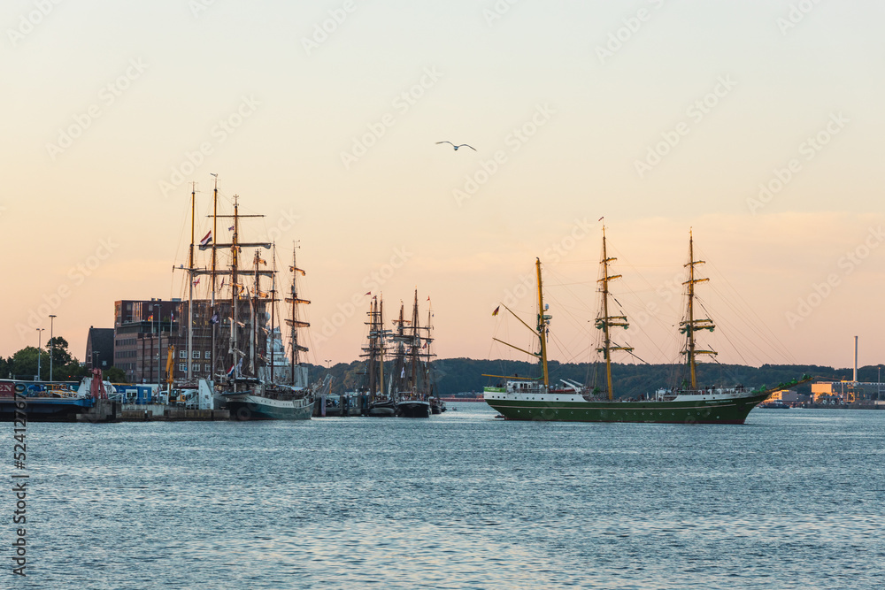Alexander von Humboldt auf der Kieler Woche im Hafen von Kiel Alexander von Humboldt auf der Kieler Woche im Hafen von Kiel