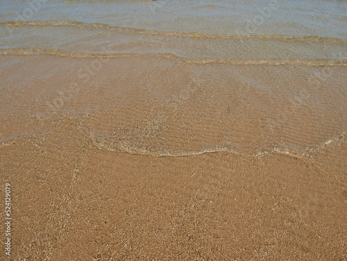 acqua del mare limpida e trasparente sulla riva