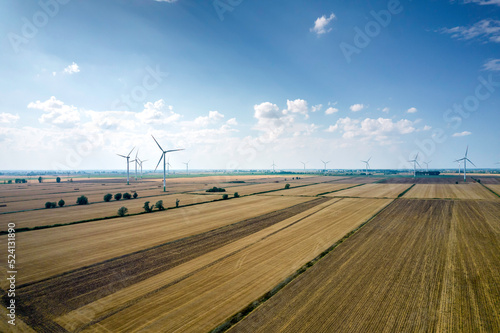Wiejski krajobraz z wiatrakami. Energia odnawialna w Polsce. Prąd z wiatru. Elektrownia wiatrowa.