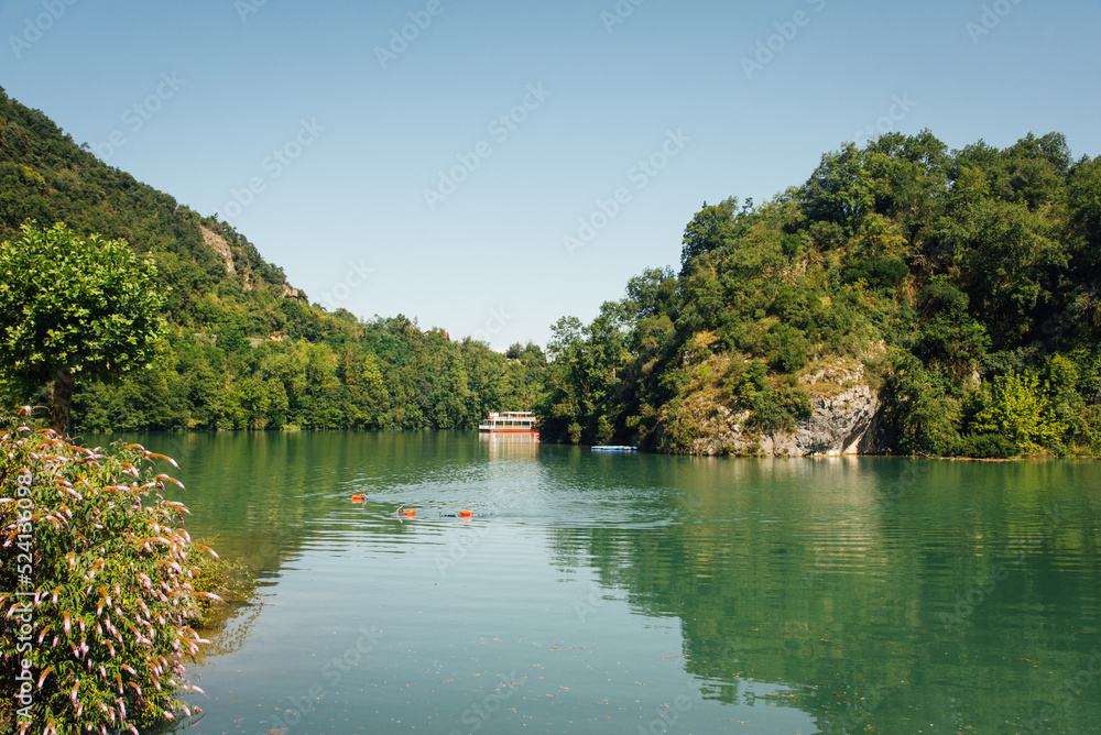 La rivière de l'Isère. La rivière de la Drome. Une rivière dans une belle vallée en été. Un bateau ancien sur une rivière