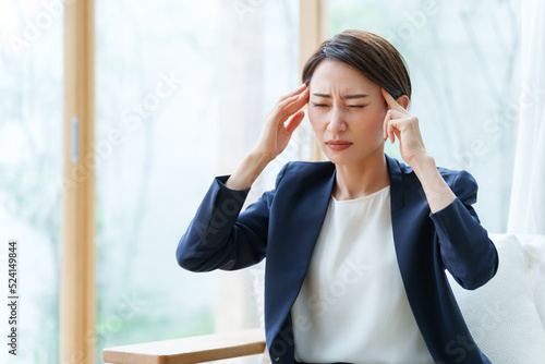 Cuadro en lienzo こめかみを押さえる体調不良のビジネスウーマン