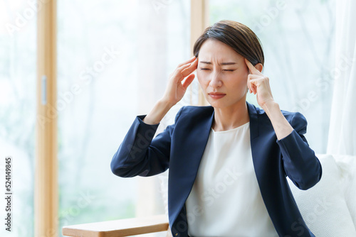 Cuadro en lienzo こめかみを押さえる体調不良のビジネスウーマン