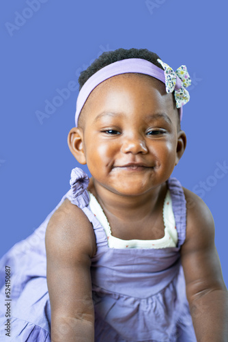 Ritratto in studio con sfondo dell'espressione del viso di una bambina di un anno  photo