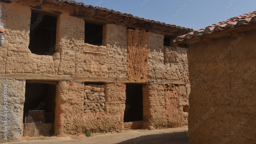 Maison en terre cuite vide, inhabitée ou abandonnée, sous le soleil, dans un village espagnol campagnard, solide et voie de destruction ou dégradation urbaine