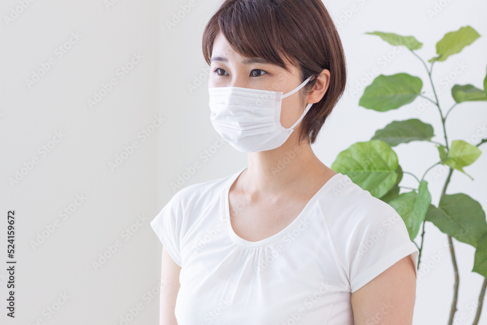 マスクをつけた女性 マスクをつけた女性