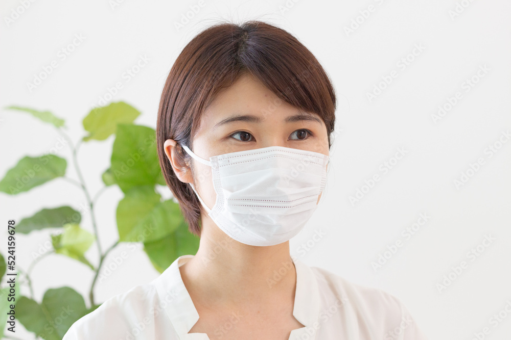 マスクをつけた女性 マスクをつけた女性