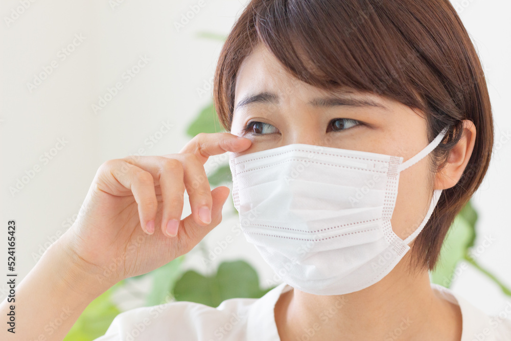 花粉症で目がかゆい女性