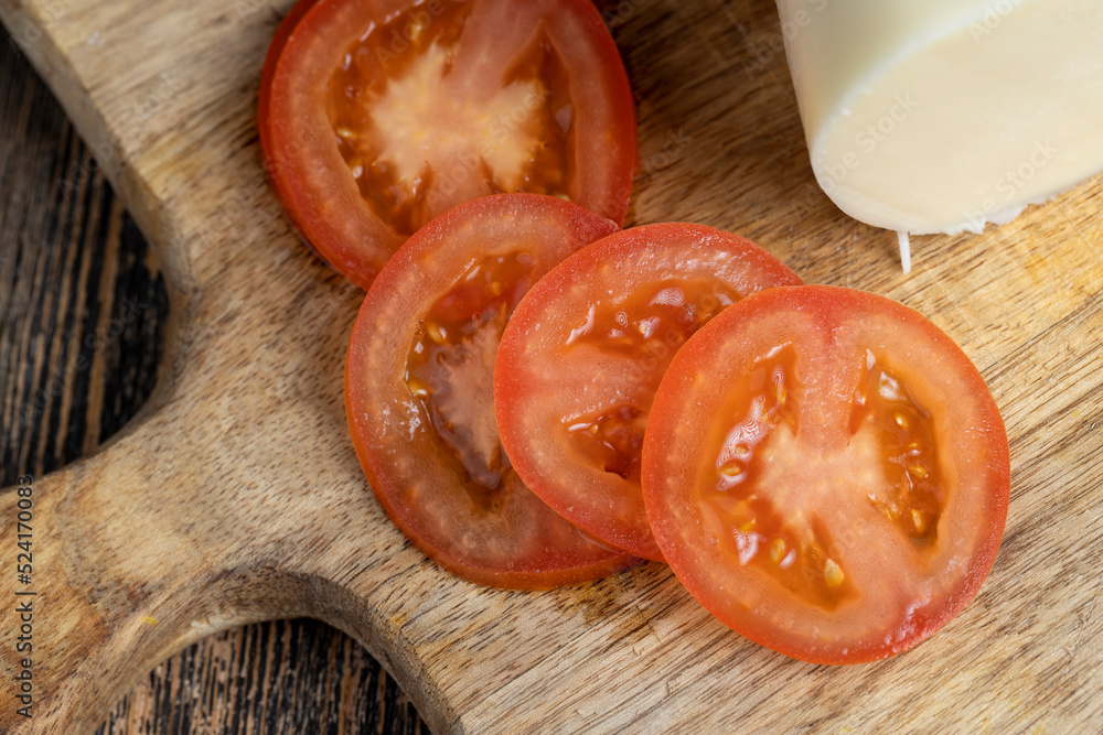 Cut the tomato into pieces while cooking the salad Cut the tomato into pieces while cooking the salad