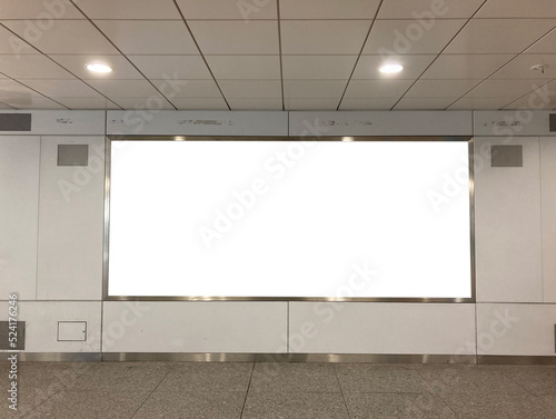 駅チカ・地下道中の大判看板　空白テンプレート素材	　　３