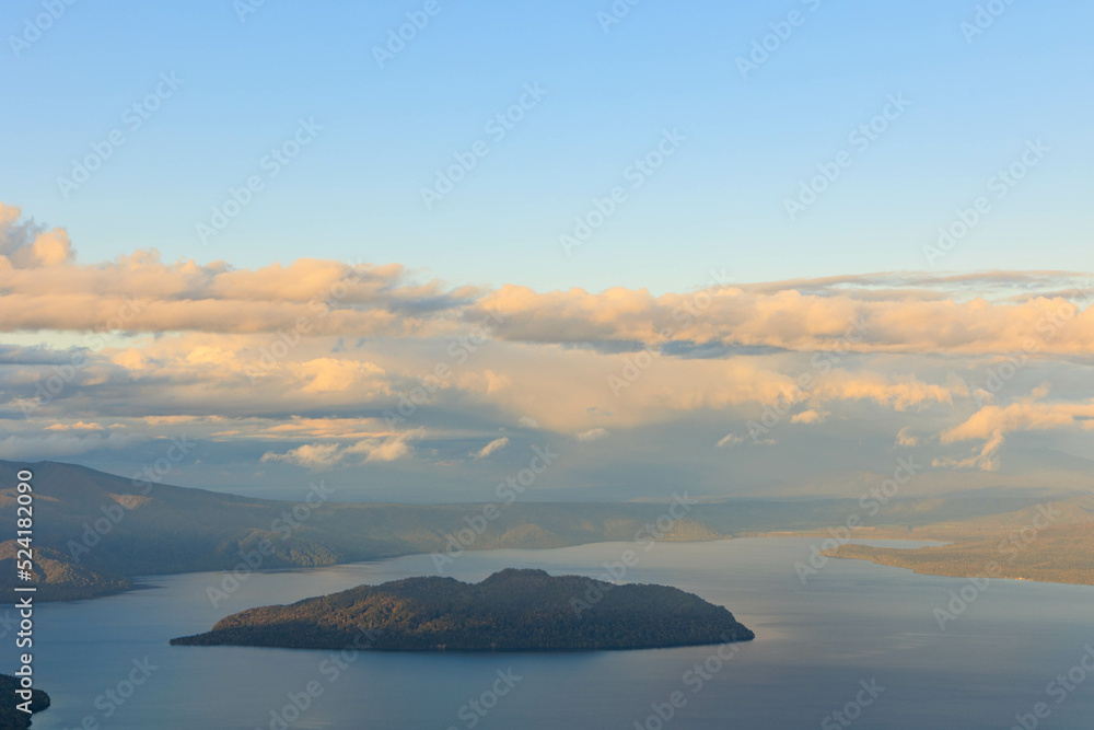 Fototapeta premium 夕日に染まる雄大な津別峠「秋の北海道」