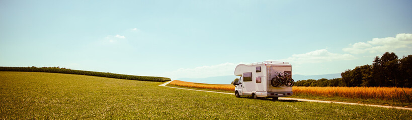Stickers Kamperen Familie op reis met camper  © M.studio