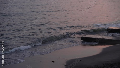 夕方が波際に反射しているエモい瞬間