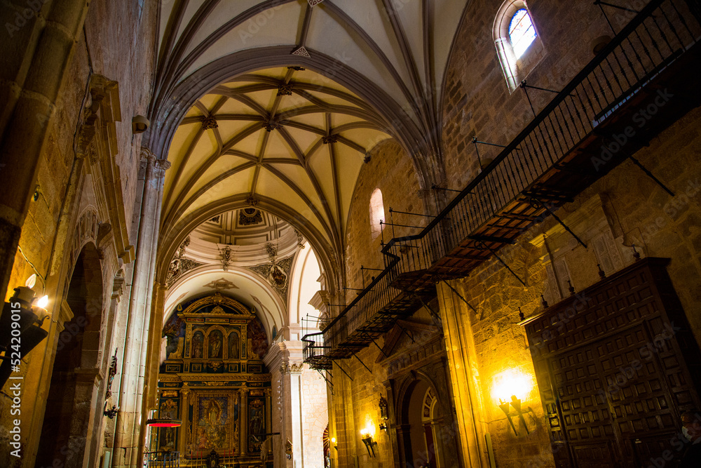 Interior iglesia con detalles de bóvedas y grandes columnas con arcos