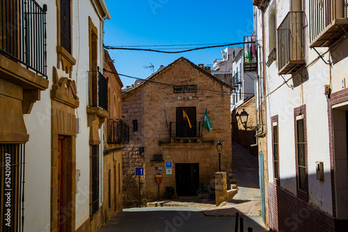 Calles de pueblo medieval con fachadas de piedra beige 