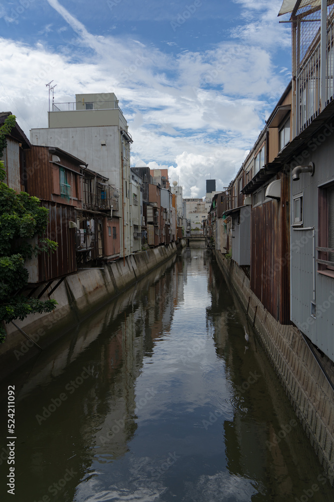 川沿いの町並みと青空 川沿いの町並みと青空