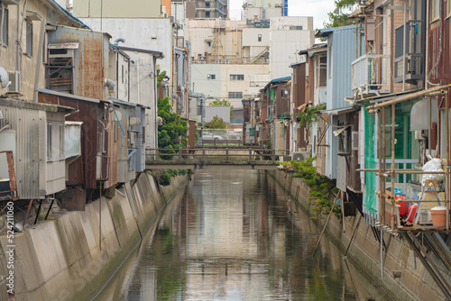 昭和を思わせる川沿いの町並み