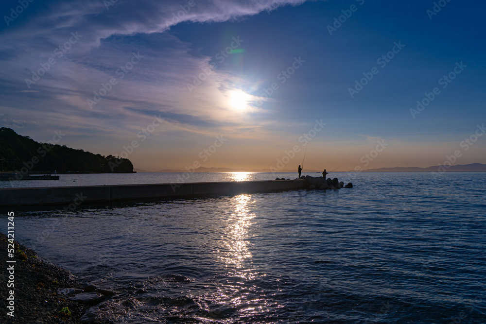 長松海岸から見る淡路島へ沈む夕日
