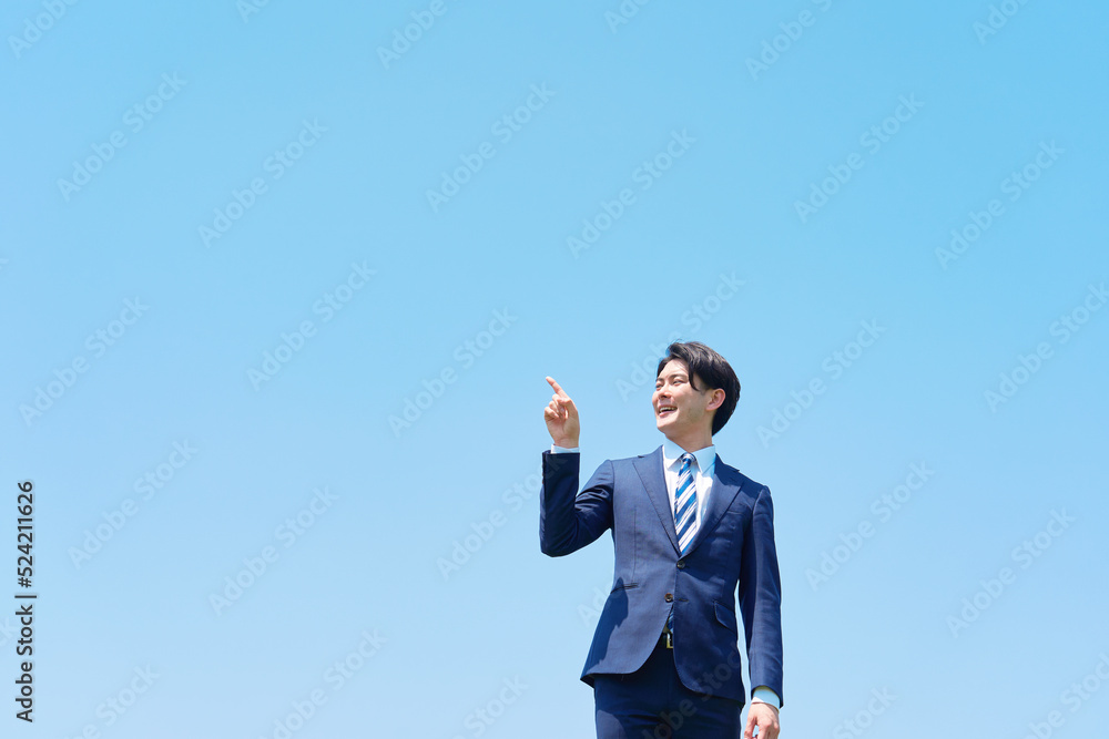 外で左を指差すビジネスマン コピースペースあり 外で左を指差すビジネスマン コピースペースあり