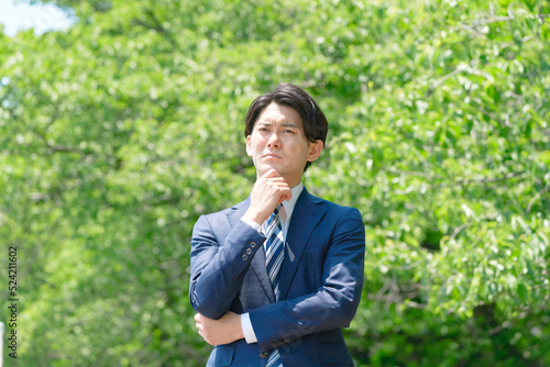 外で考えるビジネスマン