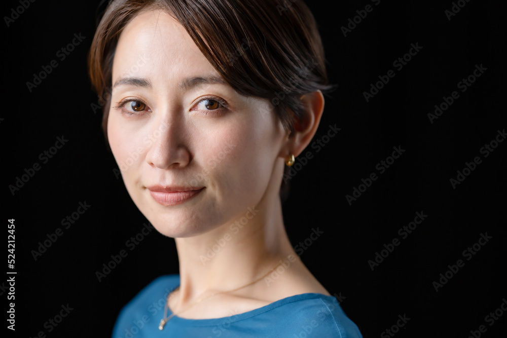 スキンケア・女性・黒バック スキンケア・女性・黒バック