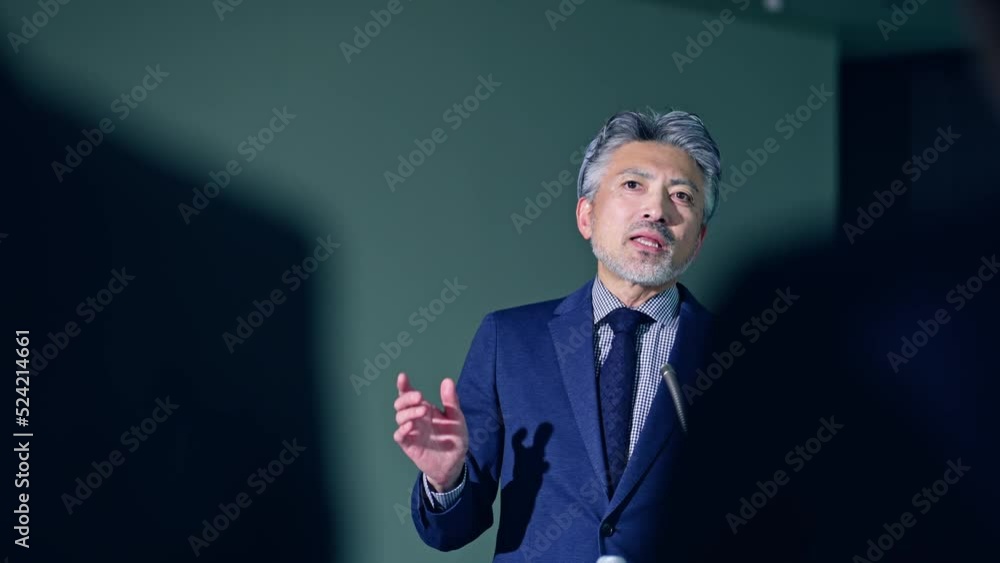 登壇する男性と聴衆 セミナー プレゼンテーション 登壇する男性と聴衆 セミナー プレゼンテーション